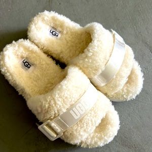 Ugg slippers like new.